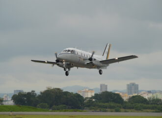 Avião Bandeirante, da Embraer, completa 50 anos em operação