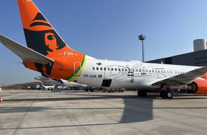 Avião temático de homenagem a Santos Dumont estreia no BH Airport.