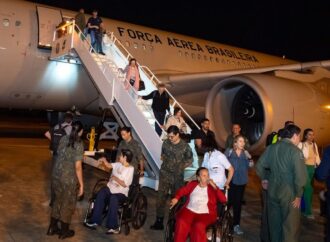 Primeira aeronave com brasileiros repatriados de Israel chegou ao Brasil na quarta(11)