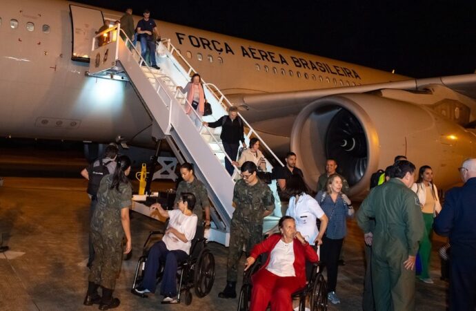 Primeira aeronave com brasileiros repatriados de Israel chegou ao Brasil na quarta(11)