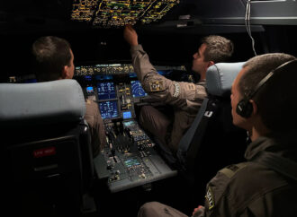 Controladores de tráfego aéreo auxiliam as tripulações a bordo das aeronaves da FAB durante resgate de brasileiros no Oriente Médio.