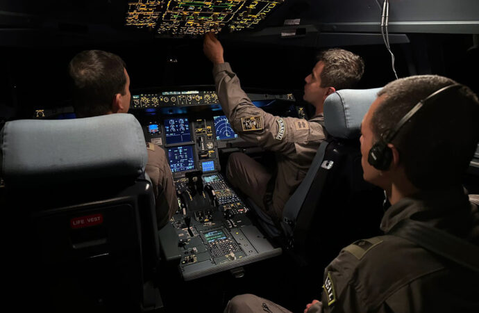 Controladores de tráfego aéreo auxiliam as tripulações a bordo das aeronaves da FAB durante resgate de brasileiros no Oriente Médio.