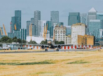 Jato E195-E2 da Embraer recebe certificação para aproximação íngreme no Aeroporto London City