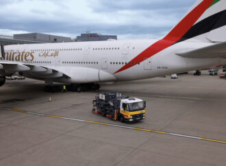 Emirates começa a operar voos com SAF no aeroporto Londres Heathrow