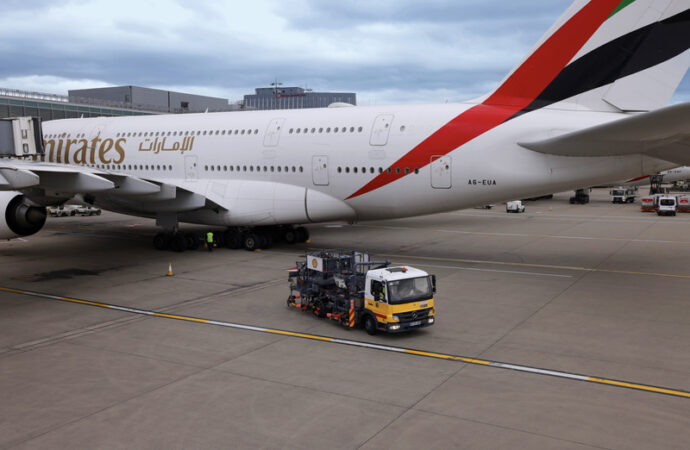 Emirates começa a operar voos com SAF no aeroporto Londres Heathrow