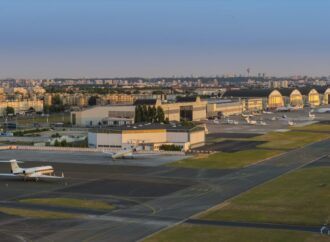 Embraer e Eve assinam Memorando de Entendimento com Grupo ADP para fortalecer operações no Aeroporto Paris-Le Bourget