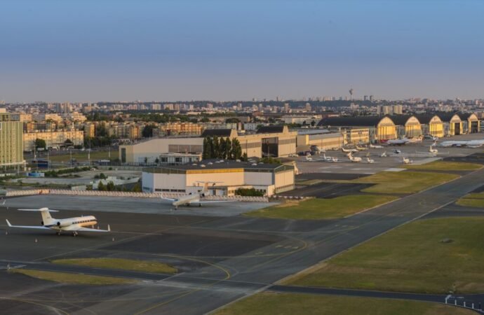 Embraer e Eve assinam Memorando de Entendimento com Grupo ADP para fortalecer operações no Aeroporto Paris-Le Bourget