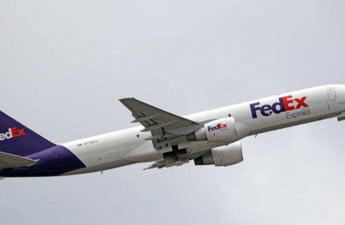 FedEx Express aposentará 22 cargueiros Boeing 757 enquanto a crise continua a afetar