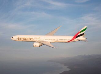 Primeira aeronave 777 da Emirates reformada com os interiores de cabines mais recentes decola para Genebra