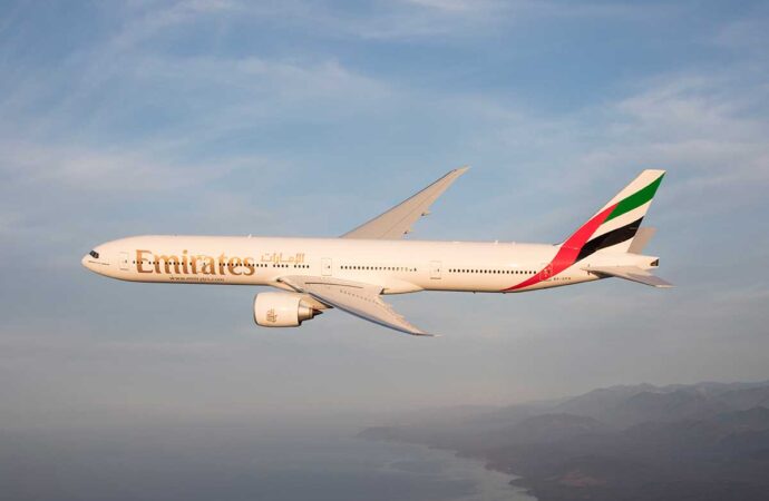 Primeira aeronave 777 da Emirates reformada com os interiores de cabines mais recentes decola para Genebra