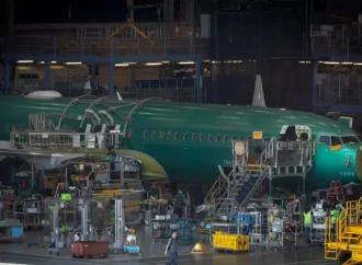 Greve da Boeing termina após acordo com aumento salarial