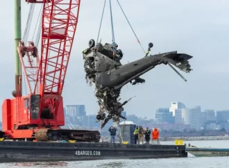 Black Hawk sem rastreamento colide com avião nos EUA