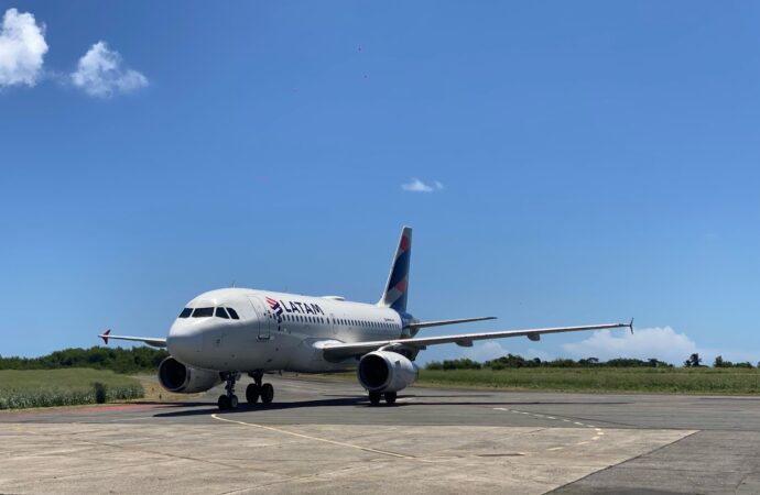 LATAM inaugura rota São Paulo-Fernando de Noronha com 100% de ocupação